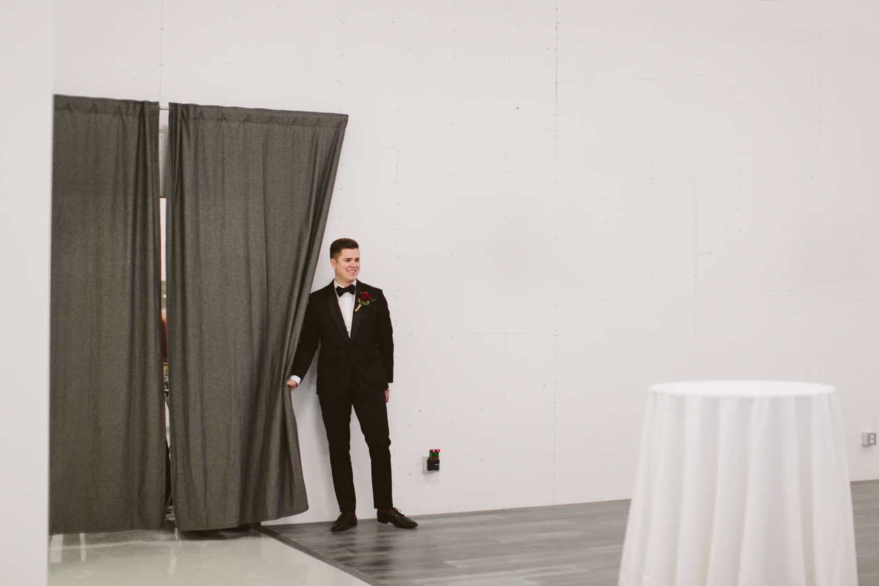 airplane-hangar-wedding-photos-0008